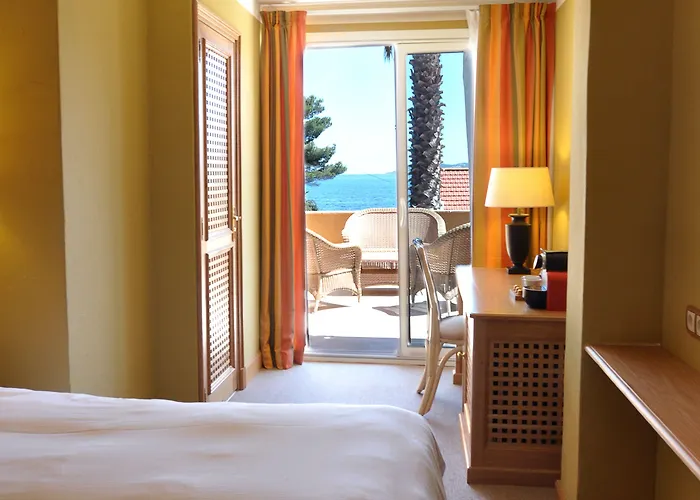 ホテル Western Premier Montfleuri 4*